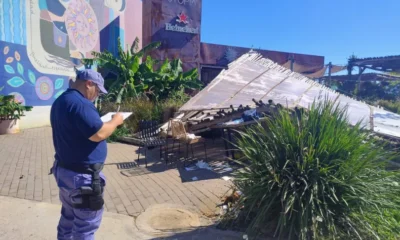 Cayó la pérgola de un bar reconocido y una mujer resultó herida