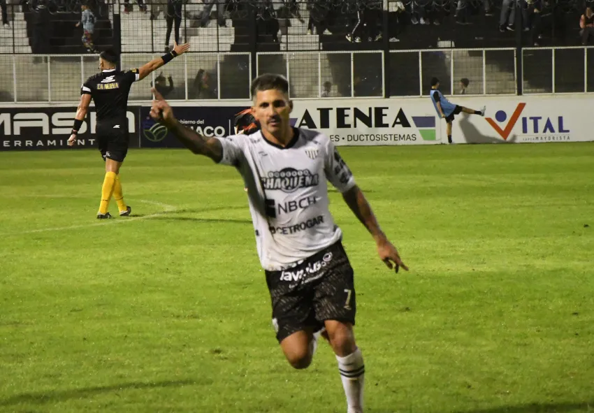 Triunfo clave: For Ever derrotó a Defensores y escaló en el torneo 38 Triunfo clave: For Ever derrotó a Defensores y escaló en el torneo