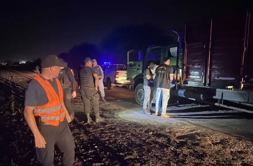 Locura en la ruta: camionero evadió dos controles y terminó detenido en Villa Ángela 38 Locura en la ruta: camionero evadió dos controles y terminó detenido en Villa Ángela