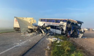 Brutal choque entre un camión y un micro en la Ruta 3: hay cuatro muertos y 16 heridos