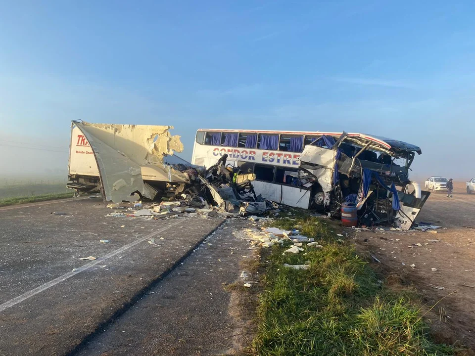Brutal choque entre un camión y un micro en la Ruta 3: hay cuatro muertos y 16 heridos 36 Brutal choque entre un camión y un micro en la Ruta 3: hay cuatro muertos y 16 heridos