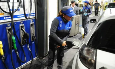 Luego de YPF, otras dos petroleras bajaron los precios de los combustibles