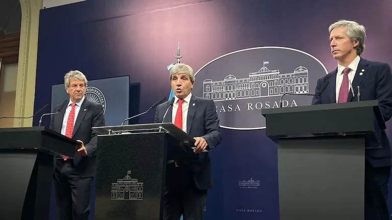 Dólares en el colchón: el Gobierno anunció la reducción de controles a los consumos, ahorros y gastos 36 Dólares en el colchón: el Gobierno anunció la reducción de controles a los consumos, ahorros y gastos