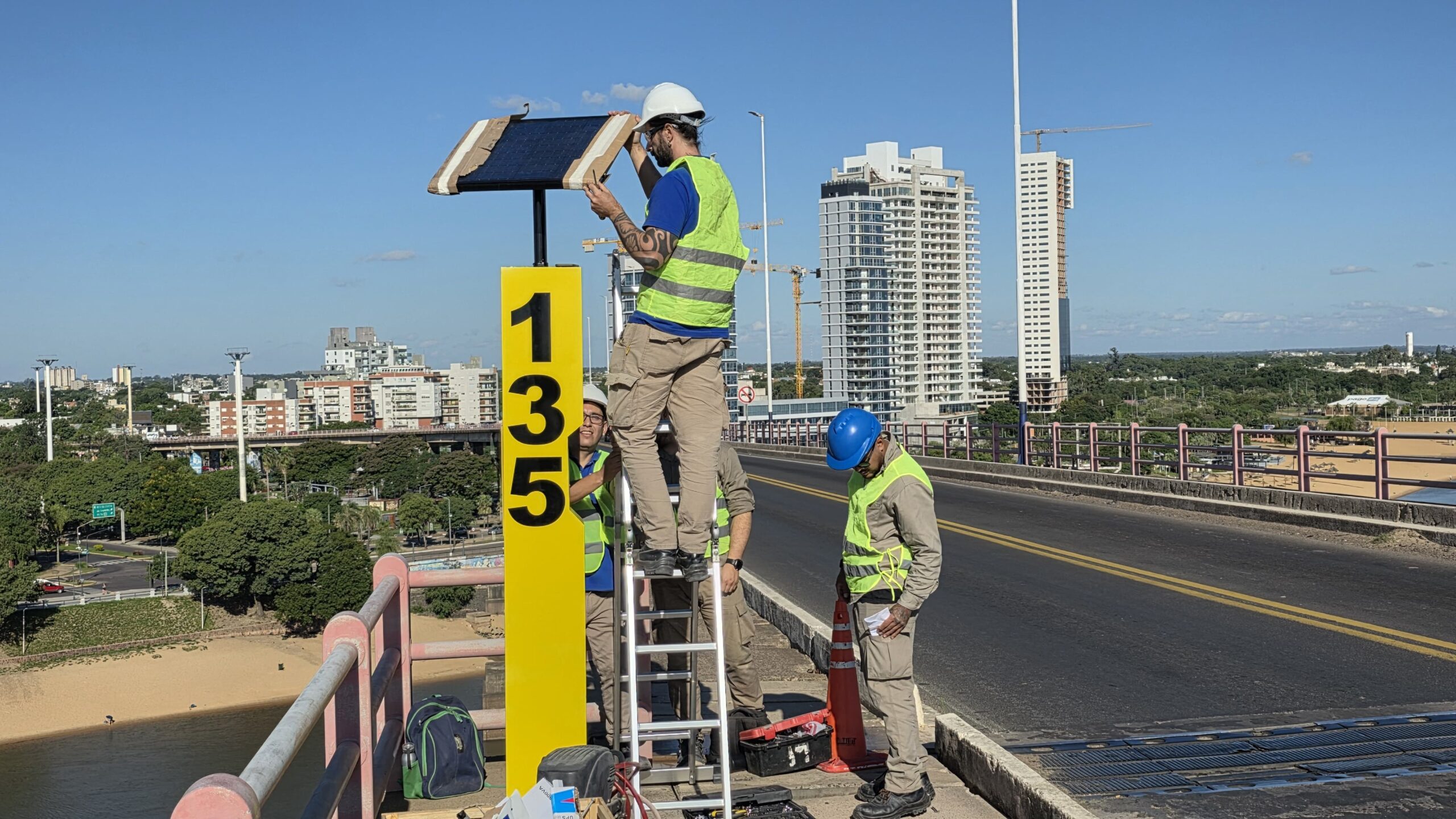 Instalaron una terminal de asistencia contra suicidios en el puente Chaco-Corrientes 38 Instalaron una terminal de asistencia contra suicidios en el puente Chaco-Corrientes