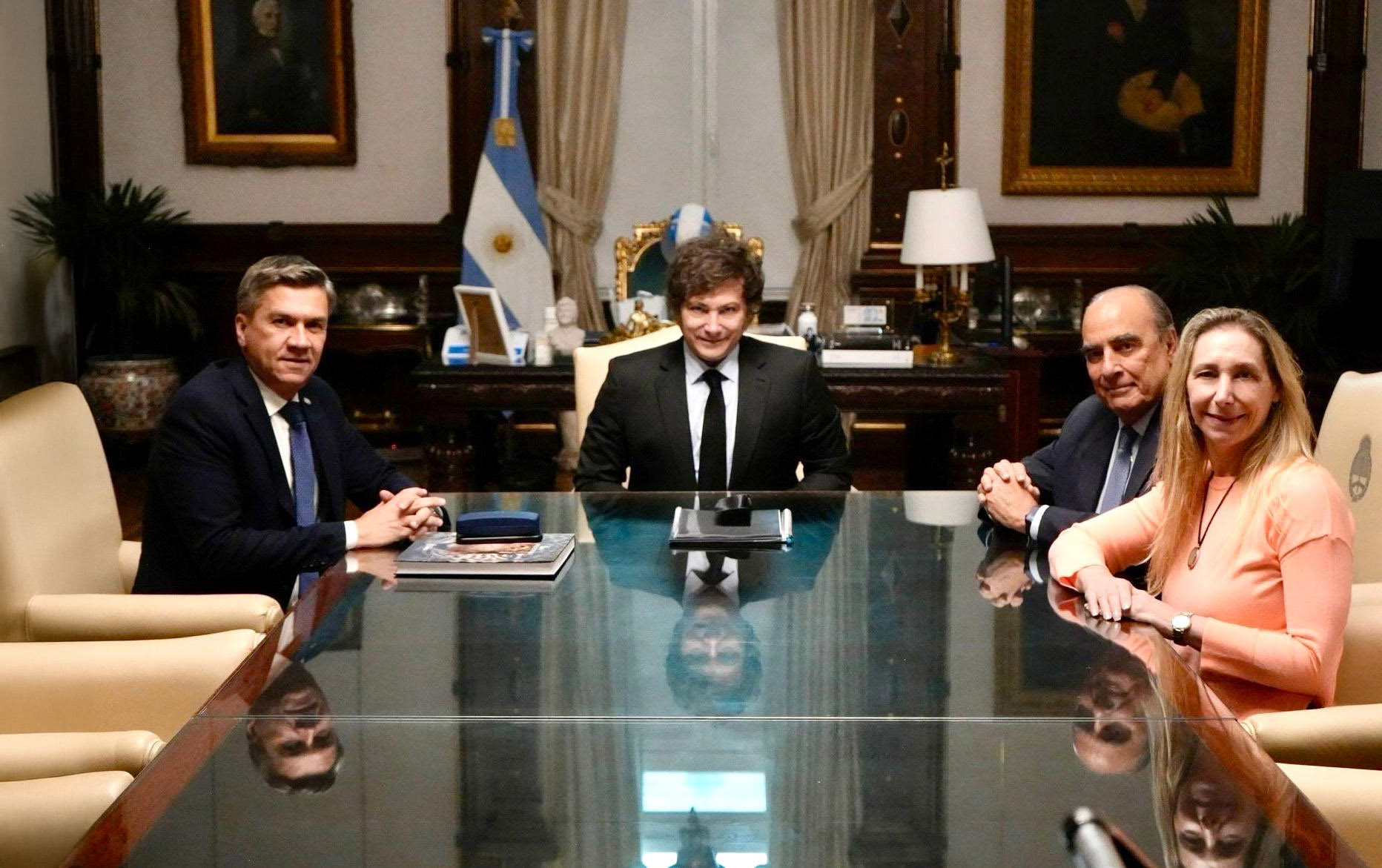 Tras el triunfo legislativo, Milei recibió a Zdero en Casa Rosada 38 Tras el triunfo legislativo, Milei recibió a Zdero en Casa Rosada