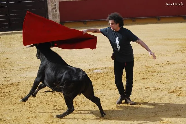 Andrés Calamaro se salió del escenario en Colombia en medio de abucheos por apoyar las corridas de toros 36 Andrés Calamaro se salió del escenario en Colombia en medio de abucheos por apoyar las corridas de toros