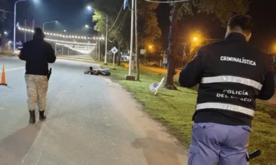 Tragedia en Corzuela: motociclista alcoholizado chocó contra un cartel y su acompañante murió