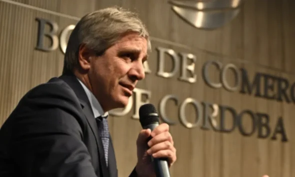 Caputo anticipa la baja de dos impuestos clave tras el plan de dólares "del colchón”