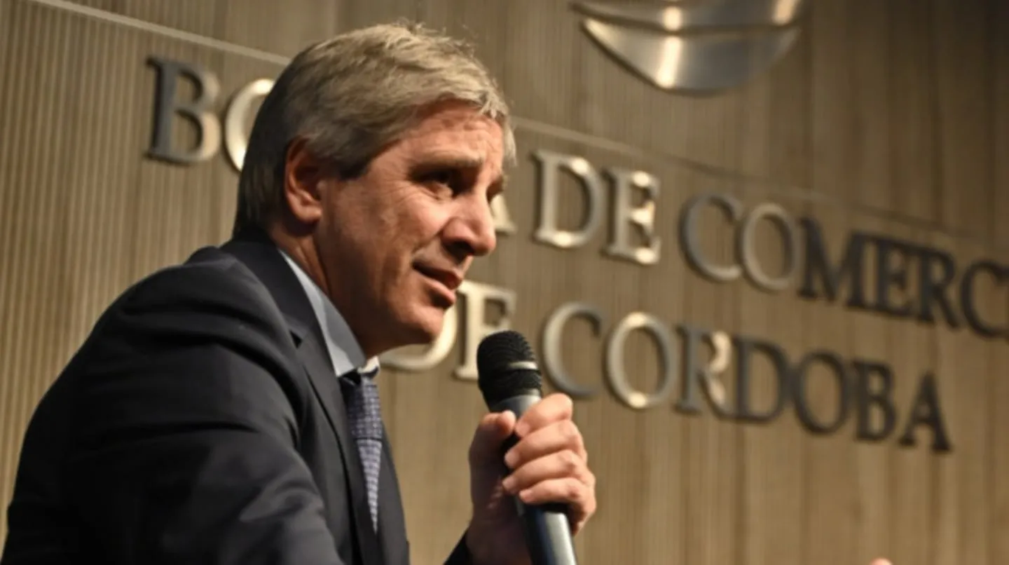 Caputo anticipa la baja de dos impuestos clave tras el plan de dólares "del colchón” 36 Caputo anticipa la baja de dos impuestos clave tras el plan de dólares "del colchón”
