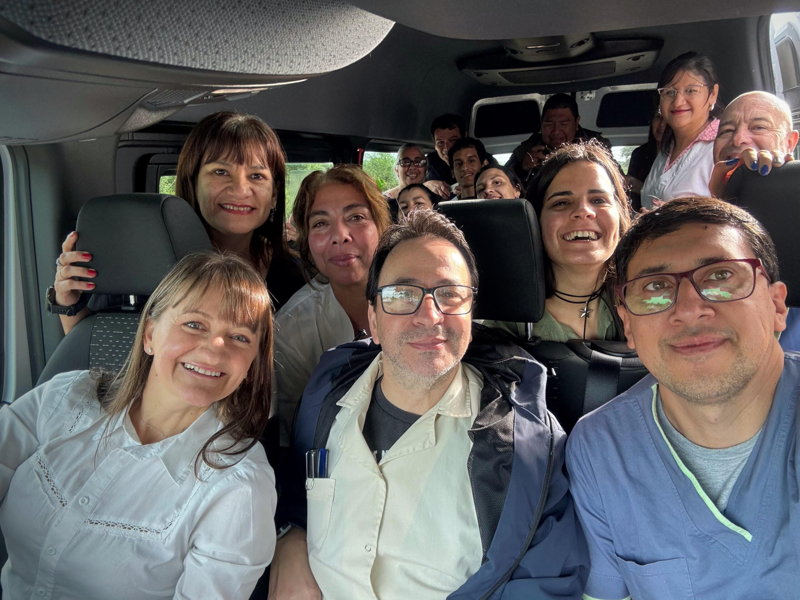 Schneider entregó un minibus al Centro Terapéutico La Fortaleza 38 Schneider entregó un minibus al Centro Terapéutico La Fortaleza
