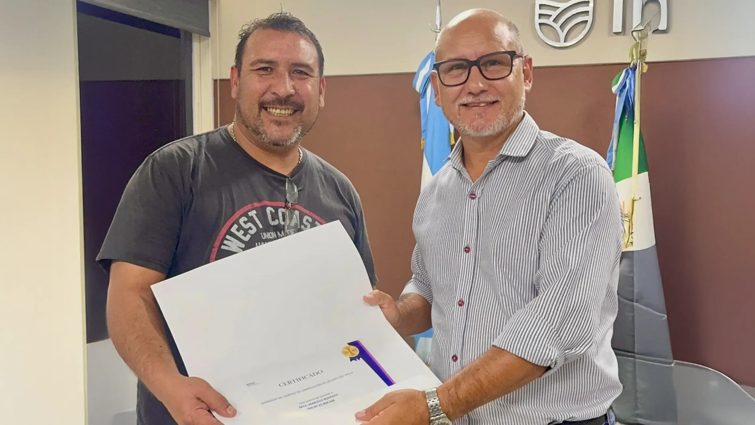 El Instituto de Vivienda entregó el premio al ganador del sorteo de cancelación de deudas 38 El Instituto de Vivienda entregó el premio al ganador del sorteo de cancelación de deudas