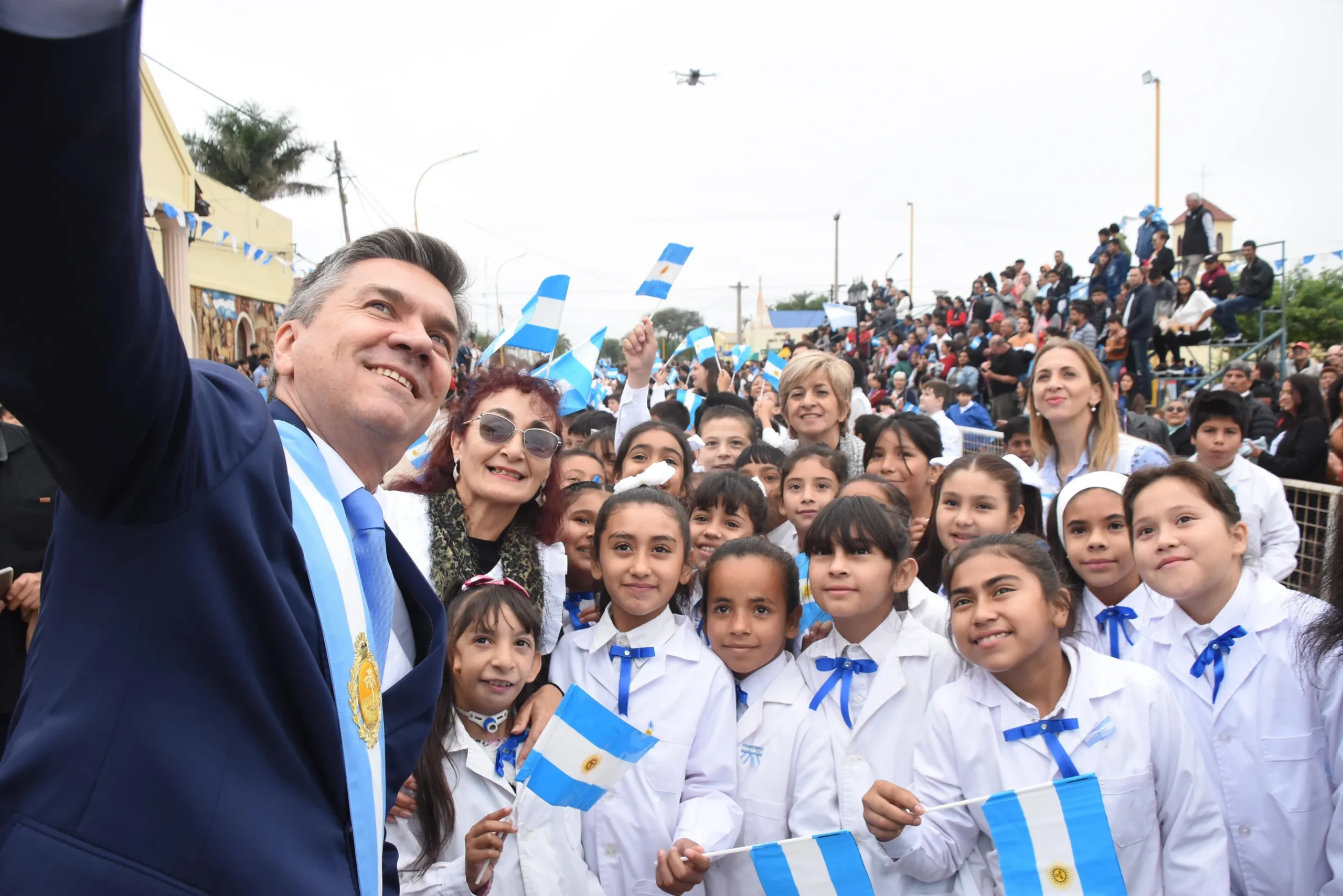 Este martes, Zdero tomará la promesa a la Bandera a 2.000 alumnos 38 Zdero tomará la promesa a 2.000 alumnos este martes en el Domo