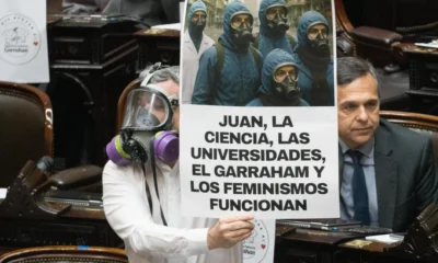 Diputado se disfrazó de El Eternauta en el Congreso y mostró cartel en apoyo al Garrahan y las universidades