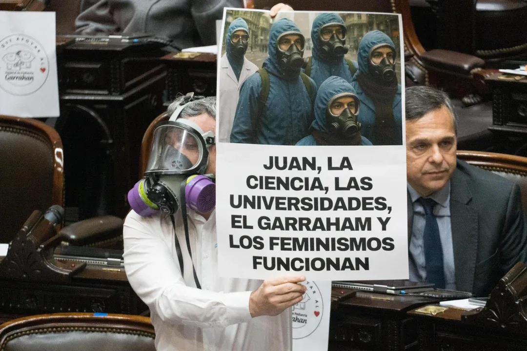 Diputado se disfrazó de El Eternauta en el Congreso y mostró cartel en apoyo al Garrahan y las universidades 36 Diputado se disfrazó de El Eternauta en el Congreso y mostró cartel en apoyo al Garrahan y las universidades