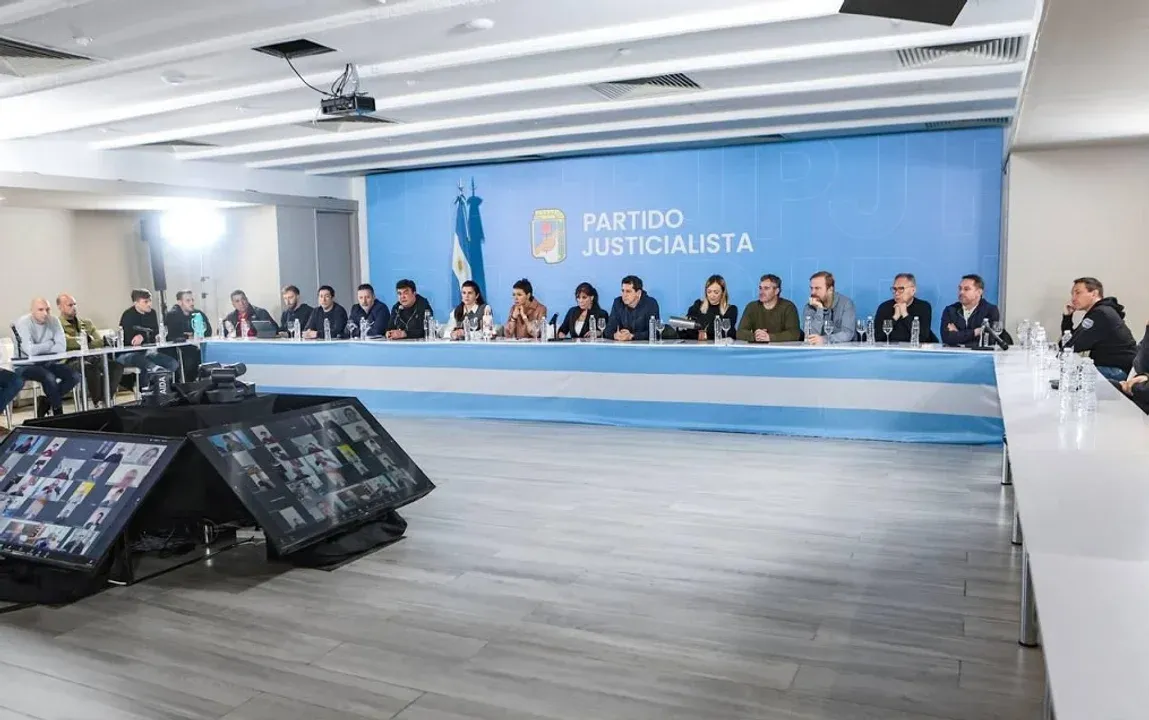 Intendentes de todo el país organizaron la movilización para acompañar a Cristina Kirchner a Comodoro Py 36 Intendentes de todo el país organizaron la movilización para acompañar a Cristina Kirchner a Comodoro Py