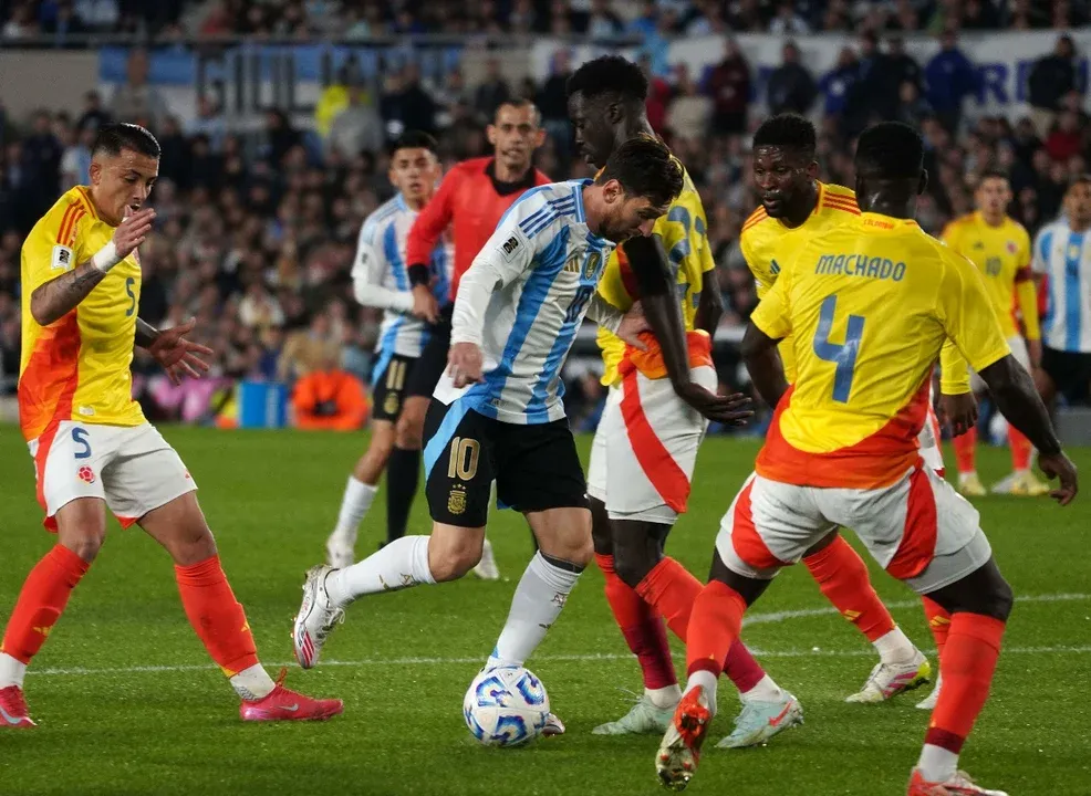 Con diez jugadores, la Selección argentina igualó ante Colombia por las Eliminatorias Sudamericanas 36 Con diez jugadores, la Selección argentina igualó ante Colombia por las Eliminatorias Sudamericanas
