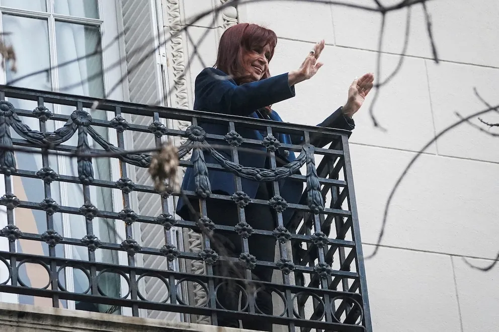 El Tribunal Oral recibió 700 mails con pedidos para visitar a Cristina Kirchner en su prisión domiciliaria 36 El Tribunal Oral recibió 700 mails con pedidos para visitar a Cristina Kirchner en su prisión domiciliaria
