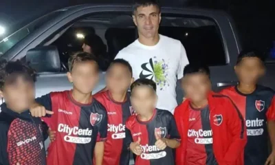 Polémica en Rosario: Newell’s sancionó a seis chicos de las infantiles tras fotografiarse con una figura de Central