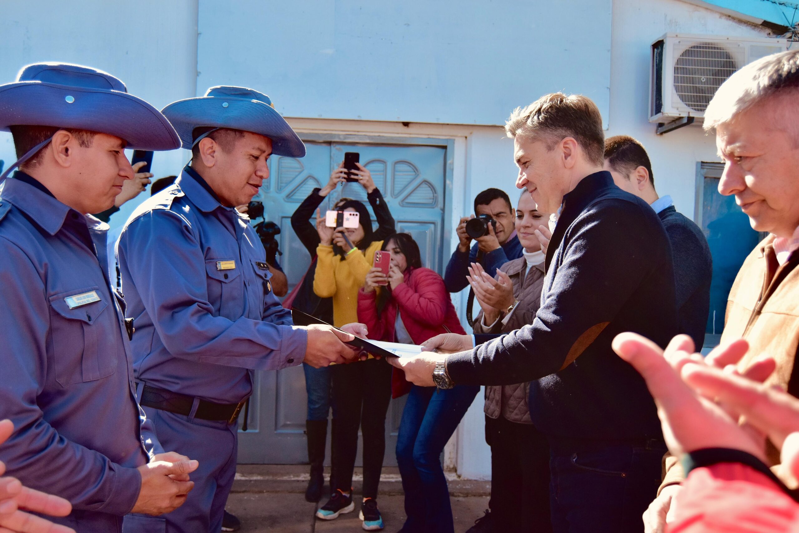 Zdero entregó un nuevo vehículo para el Destacamento Rural "La Chiquita" de Sáenz Peña 36 Zdero entregó un nuevo vehículo para el Destacamento Rural "La Chiquita" de Sáenz Peña