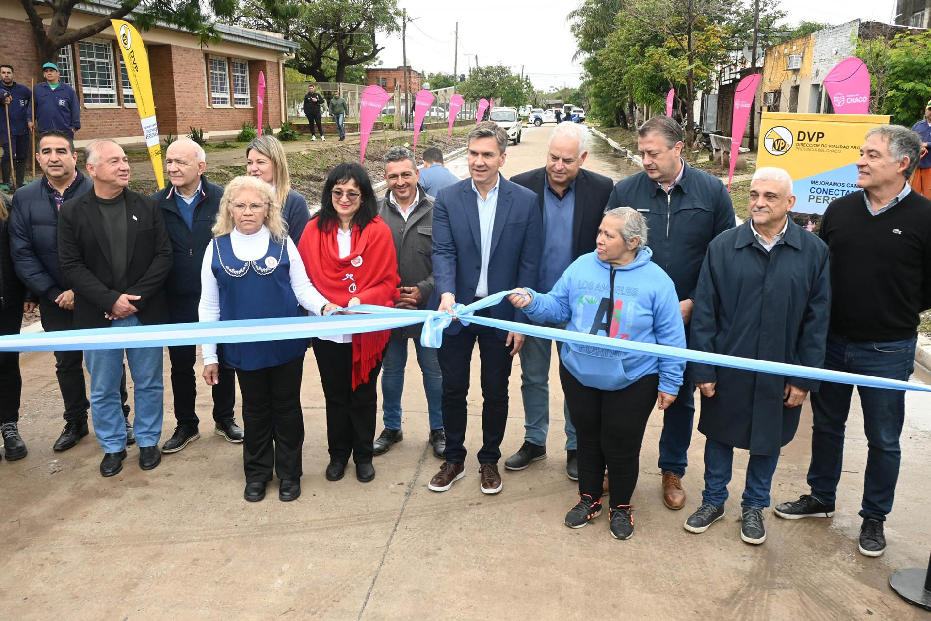 Zdero inauguró 25 cuadras de pavimento en Villa Ercilia: “Esto le cambia la vida a la gente” 38 Zdero inauguró 25 cuadras de pavimento en Villa Ercilia: “Esto le cambia la vida a la gente”