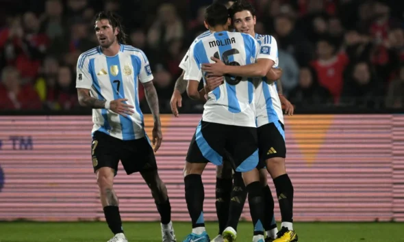 Argentina ganó en Santiago y dejó a Chile casi afuera del Mundial