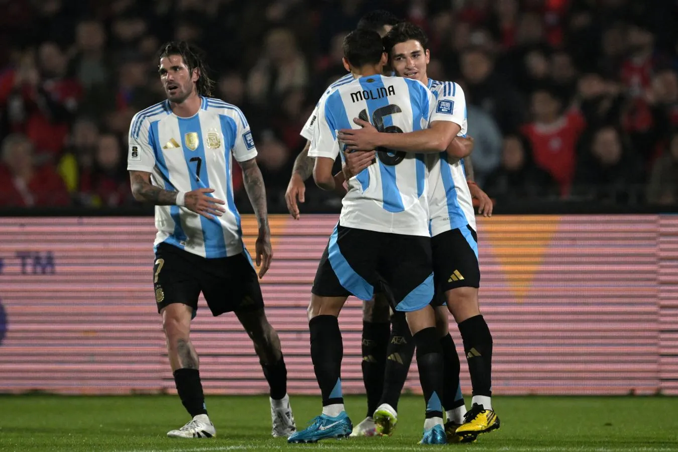 Argentina ganó en Santiago y dejó a Chile casi afuera del Mundial 36 Argentina ganó en Santiago y dejó a Chile casi afuera del Mundial