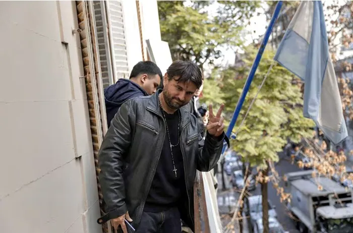 Liberaron a Grabois, detenido tras atrincherarse en el Instituto Juan Domingo Perón 38 Liberaron a Grabois, detenido tras atrincherarse en el Instituto Juan Domingo Perón