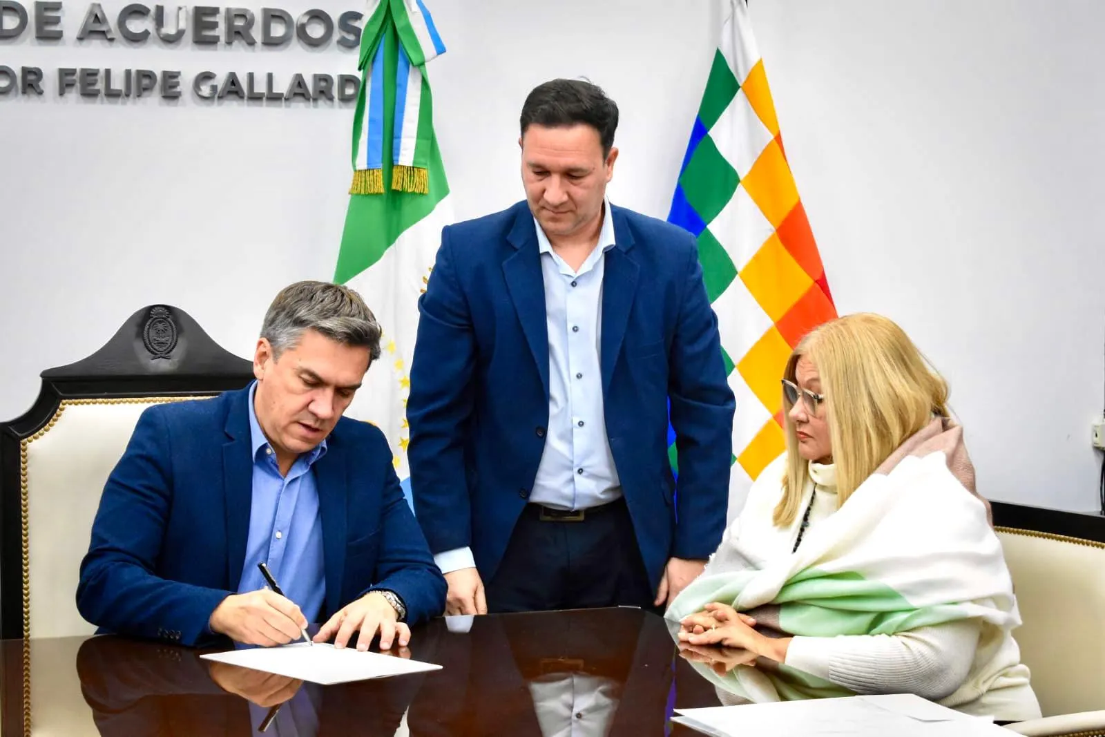 Zdero firmó la escritura que transfiere el Parque de la Democracia a Resistencia 36 Zdero firmó la escritura que transfiere el Parque de la Democracia a Resistencia