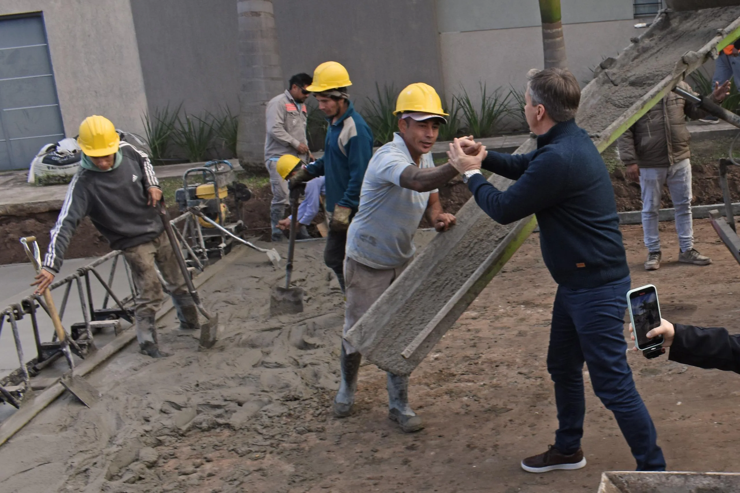 Zdero constató el avance de obras de pavimento en Villa Altabe junto a vecinos y funcionarios 36 Zdero constató el avance de obras de pavimento en Villa Altabe junto a vecinos y funcionarios