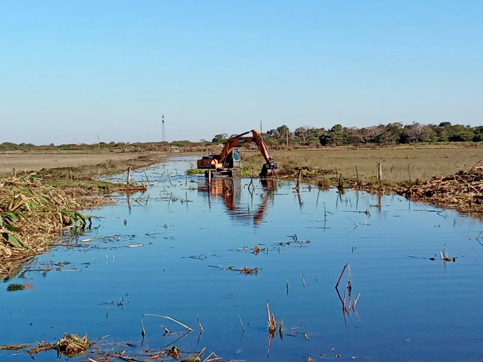 APA y Vialidad limpiaron más de 20 km de canales rurales en Plaza para mejorar el escurrimiento hídrico 36 APA y Vialidad limpiaron más de 20 km de canales rurales en Plaza para mejorar el escurrimiento hídrico