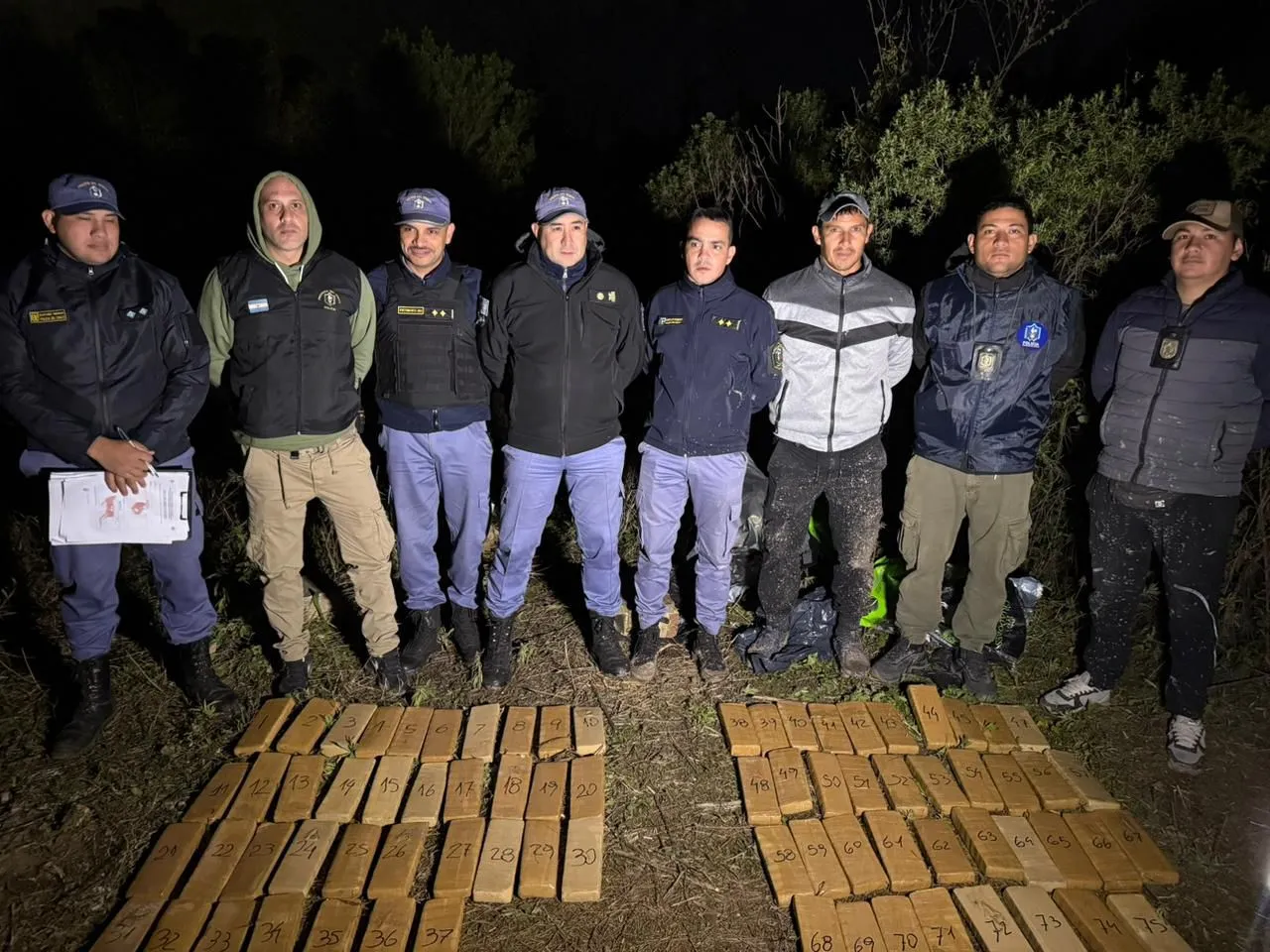 La Policía secuestró 53 kilos de marihuana tras un enfrentamiento en Villa Río Negro 36 La Policía secuestró 53 kilos de marihuana tras un enfrentamiento en Villa Río Negro