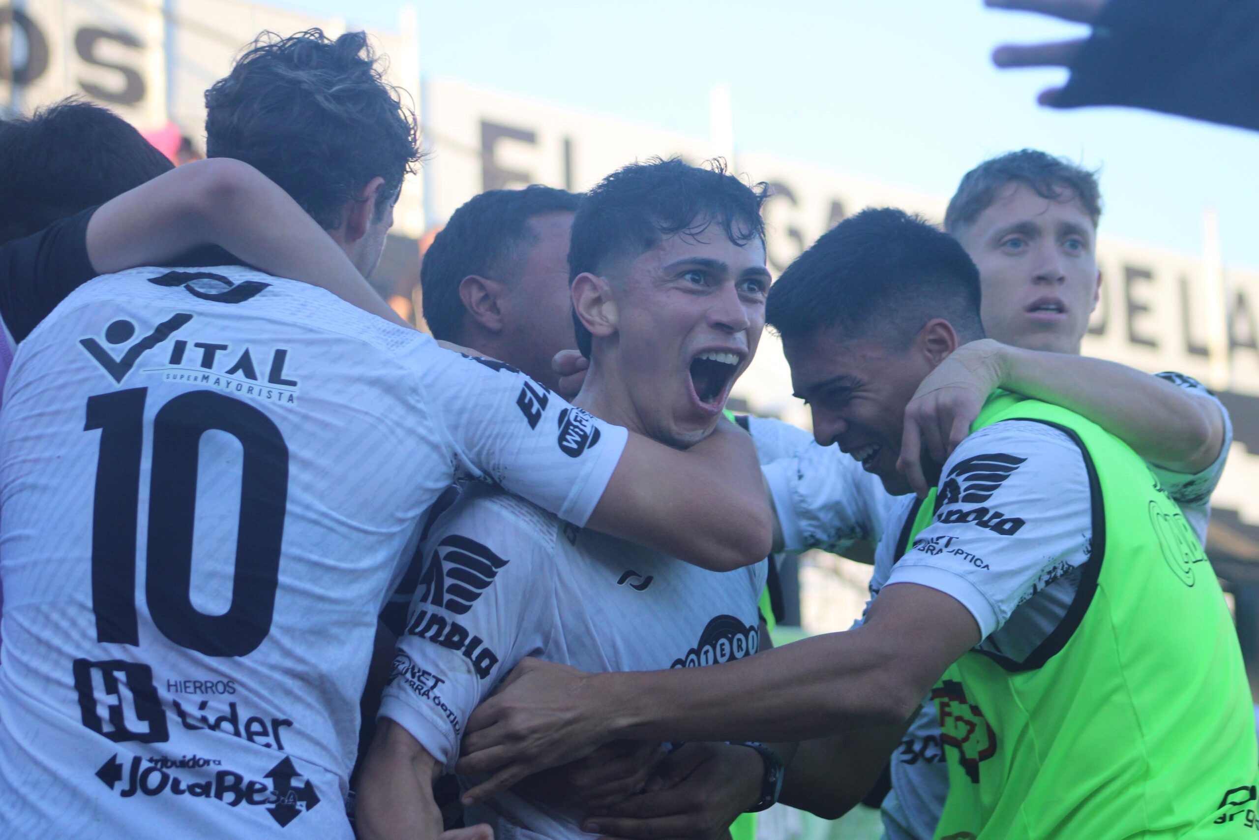 Gran triunfo de For Ever frente a Colón en el Gigante de la Avenida 38