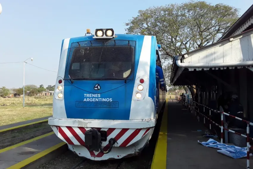 Fontana: un menor de edad arrojó un ladrillo a un tren y lastimó al conductor auxiliar