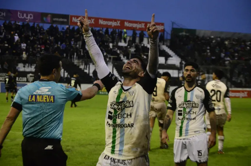 For Ever festejó su cumple con un 2 a 1 ante Almirante Brown 38 For Ever festejó su cumple con un 2 a 1 ante Almirante Brown