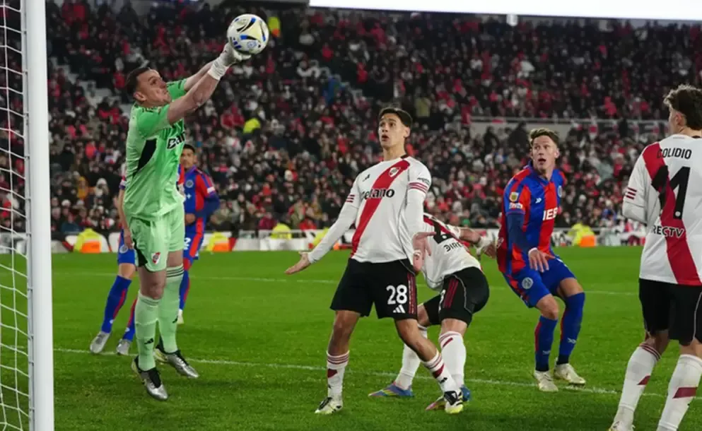River empató sin goles con San Lorenzo y mantiene el invicto en el Torneo Clausura 38 River empató sin goles con San Lorenzo y mantiene el invicto en el Torneo Clausura
