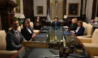 Milei recibió a la secretaria de Seguridad de EE.UU. y firmó el ingreso al programa de exención de visas