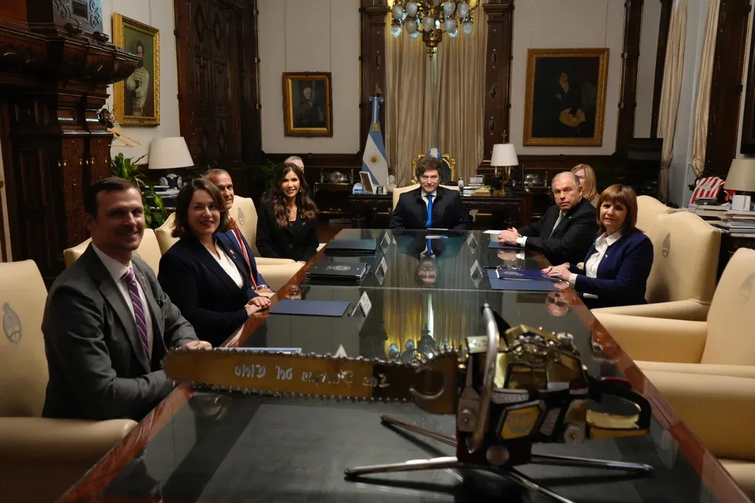 Milei recibió a la secretaria de Seguridad de EE.UU. y firmó el ingreso al programa de exención de visas