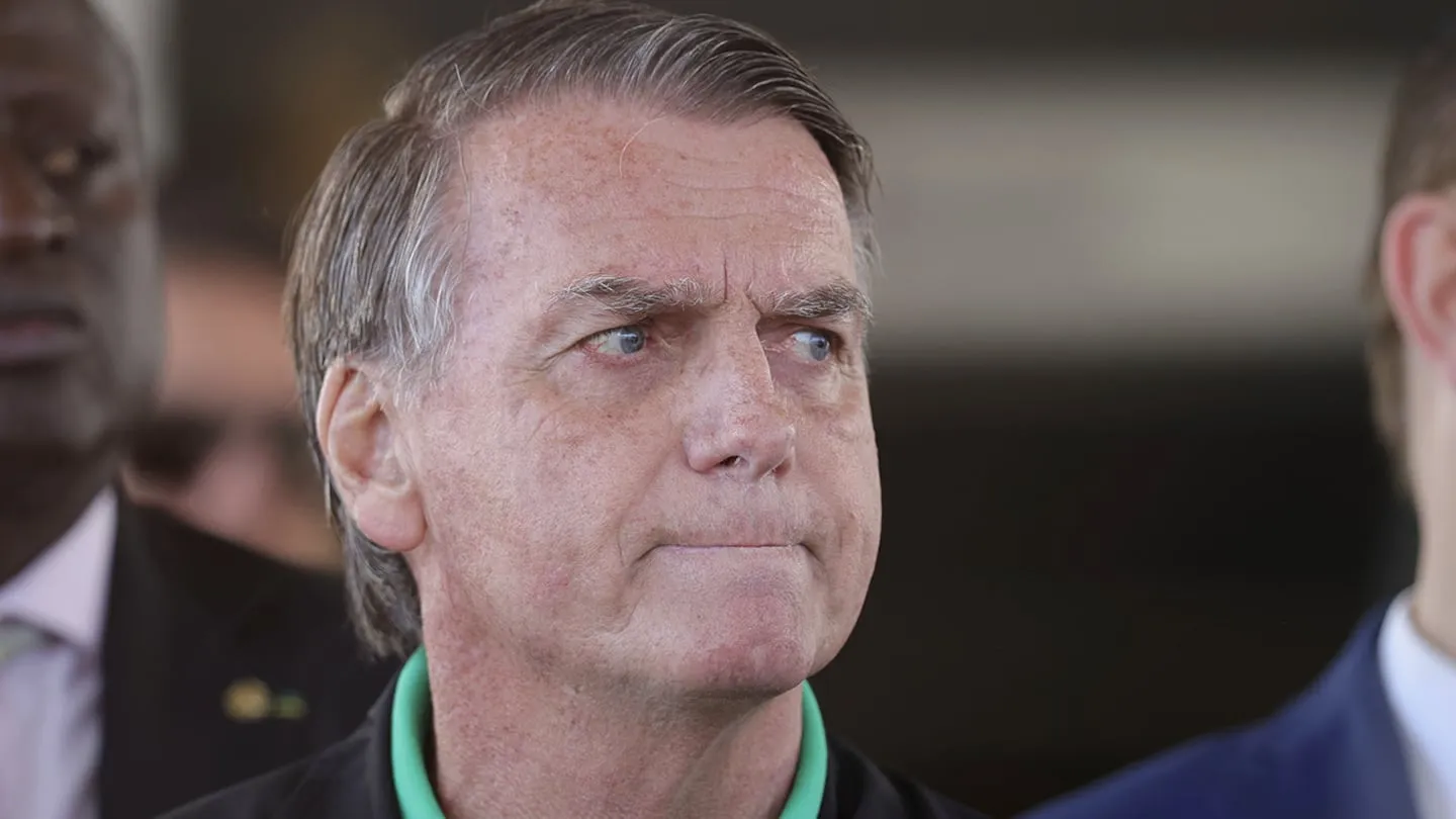 Brasil: La Corte le impuso a Bolsonaro el uso de tobillera electrónica y le prohibió el uso de redes