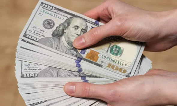 El dólar oficial subió $55 y cerró a $1380, un nuevo máximo