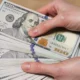 El dólar oficial subió $55 y cerró a $1380, un nuevo máximo