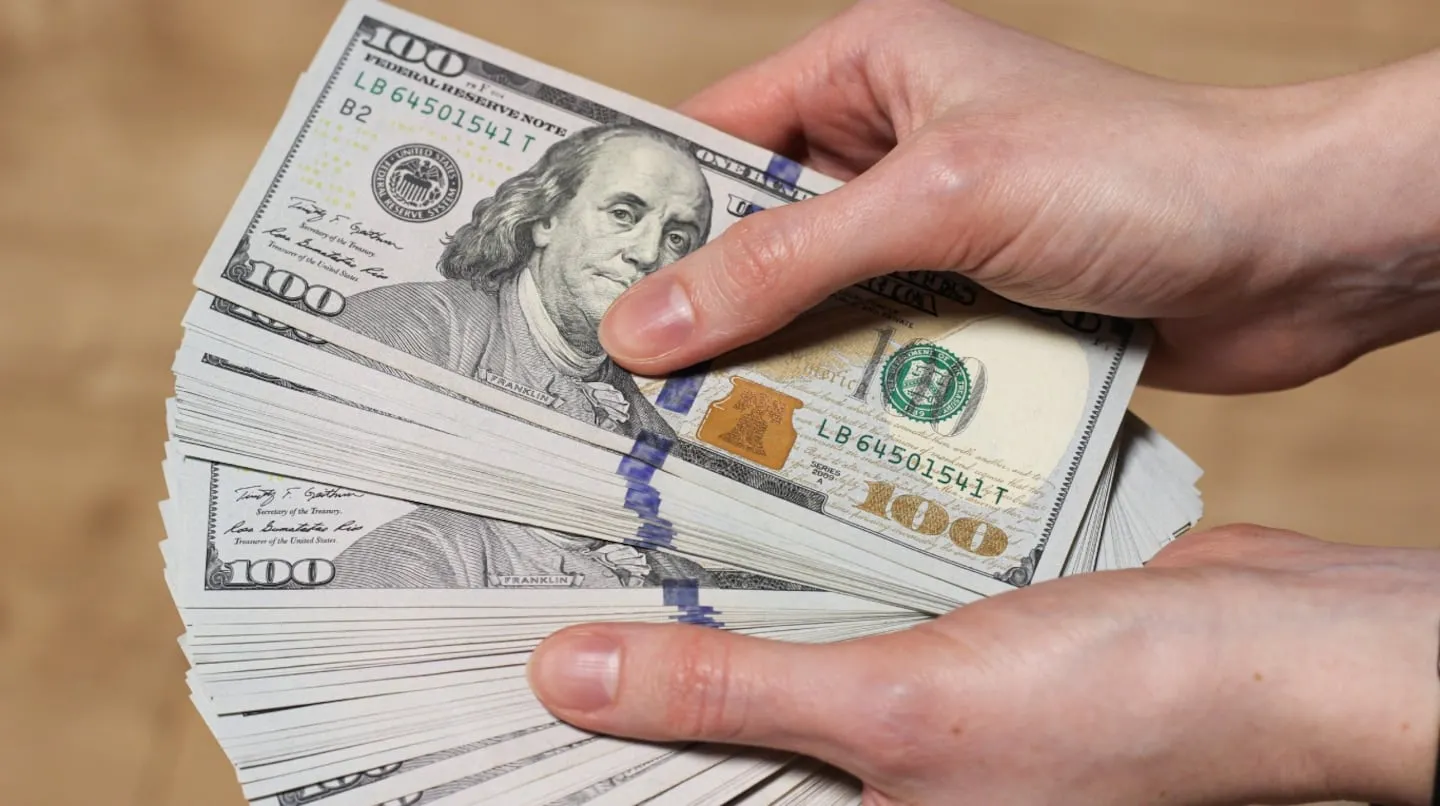 El dólar oficial subió $55 y cerró a $1380, un nuevo máximo 36 El dólar oficial subió $55 y cerró a $1380, un nuevo máximo