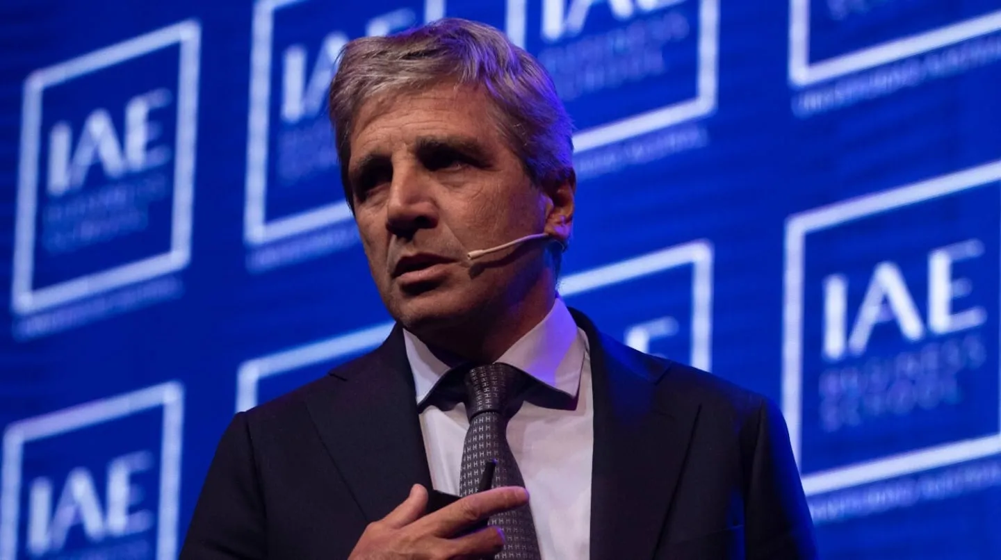 El Gobierno relativiza la suba del dólar y asegura que intervendrá cuando llegue al techo de la banda