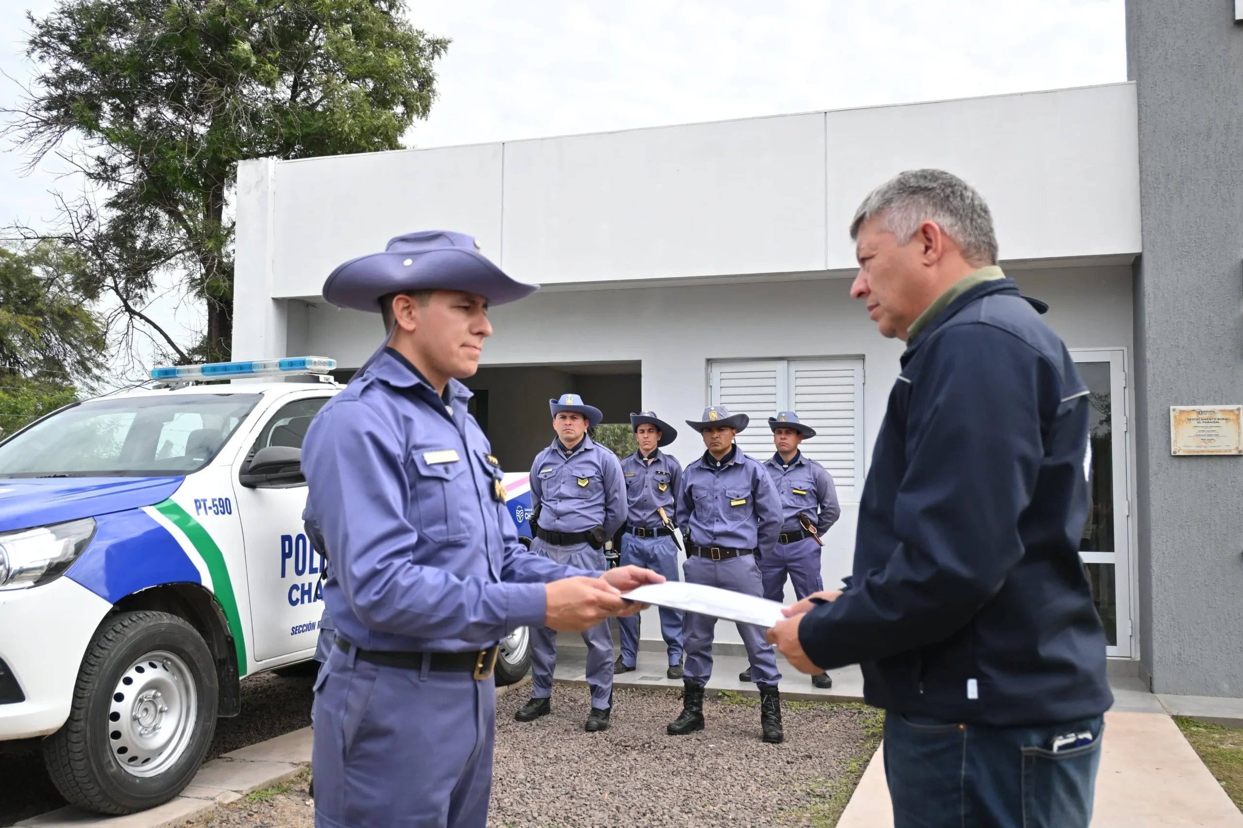 La Provincia entregó una camioneta al destacamento de Quitilipi en el marco del plan territorial 36 La Provincia entregó una camioneta al destacamento de Quitilipi en el marco del plan territorial