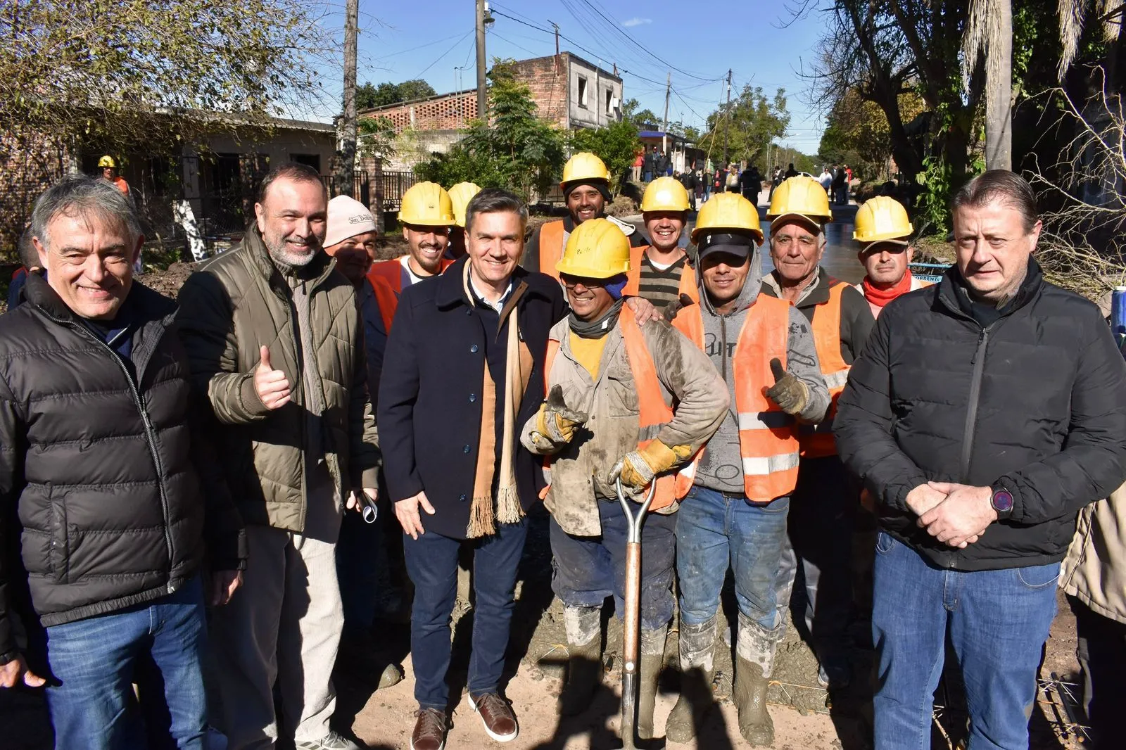Zdero supervisó las obras de pavimento en Puerto Tirol y destacó la planificación urbana