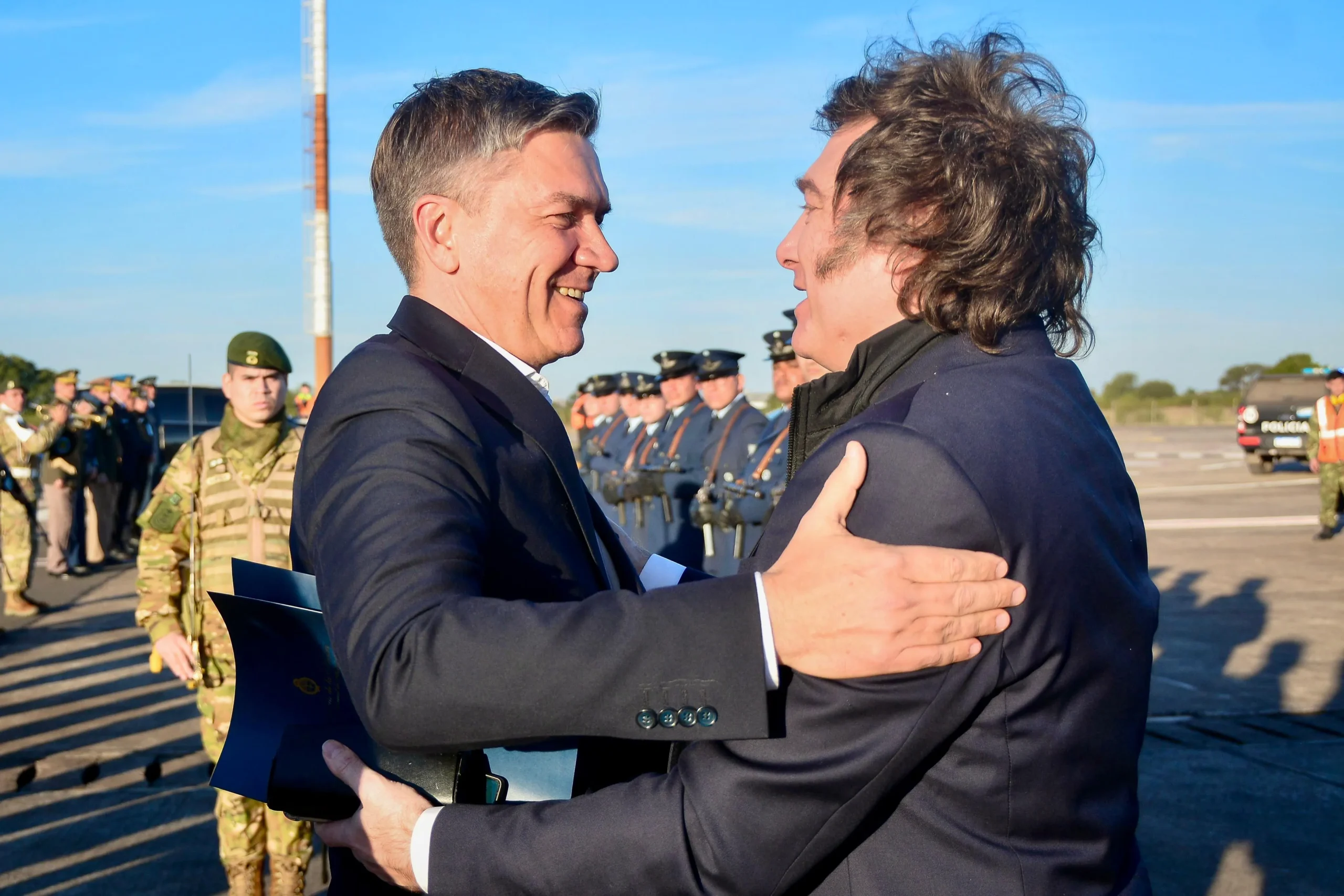 Zdero recibió a Javier Milei en el Aeropuerto de Resistencia 36 Zdero recibió a Javier Milei en el Aeropuerto de Resistencia