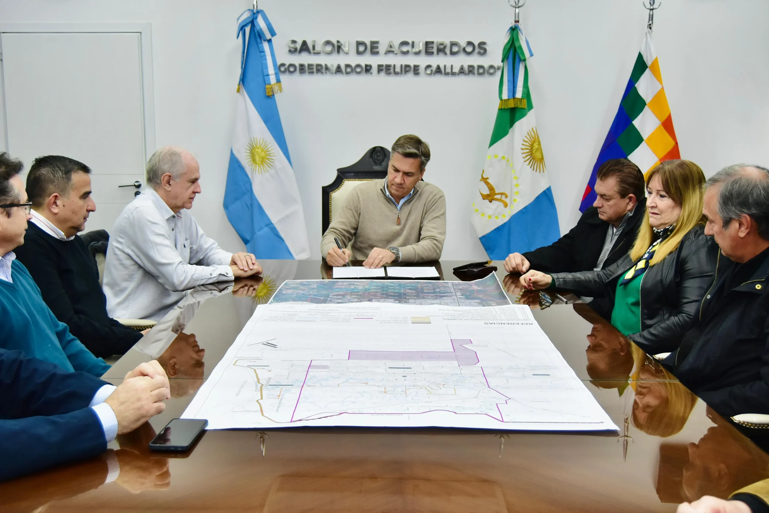 Zdero y Nikisch acordaron un plan de drenaje pluvial para la zona sur y presentaron el Plan Director de Desagües 36 Zdero y Nikisch acordaron un plan de drenaje pluvial para la zona sur y presentaron el Plan Director de Desagües