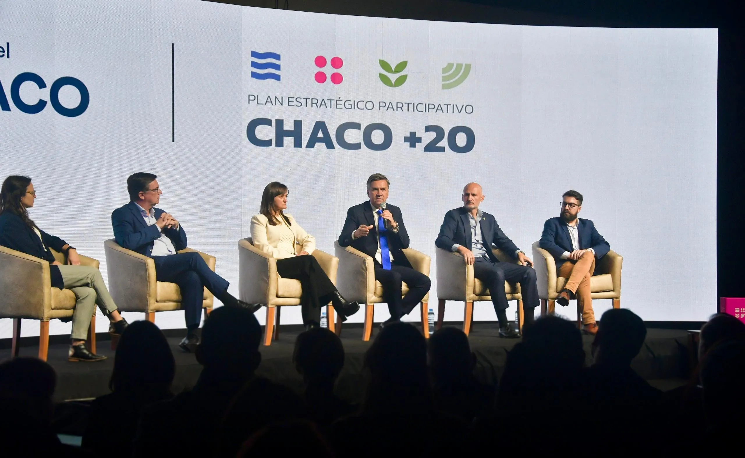 El Gobierno lanzó el Plan Estratégico Participativo Chaco +20 con ejes en desarrollo, equidad e identidad regional 36 El Gobierno lanzó el Plan Estratégico Participativo Chaco +20 con ejes en desarrollo, equidad e identidad regional