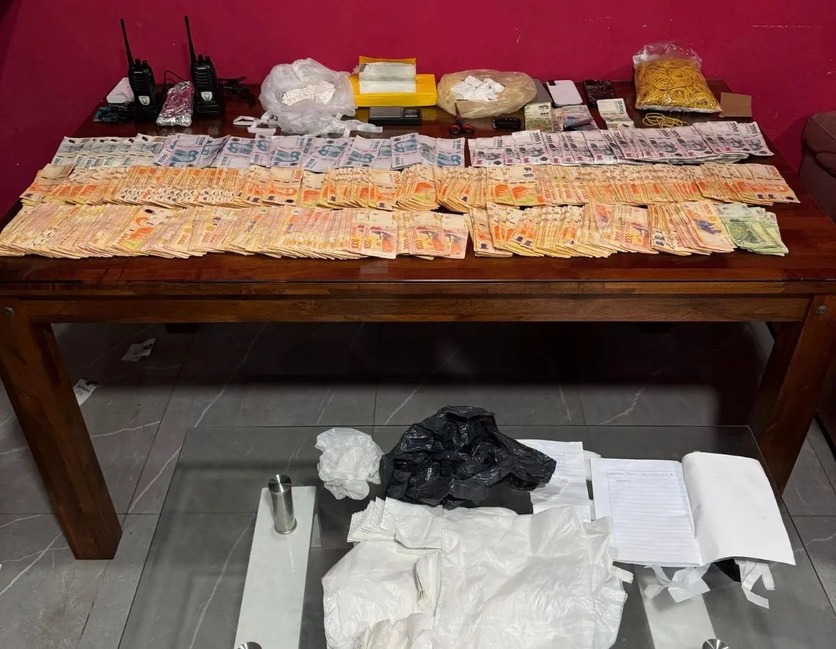 La Policía incautó casi 2 kg de cocaína y desbarató dos centros de venta en Resistencia 38 La Policía incautó casi 2 kg de cocaína y desbarató dos centros de venta en Resistencia