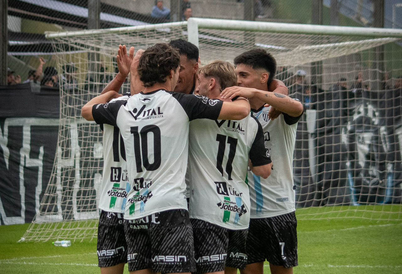 For Ever ganó a domicilio, sigue escalando e ilusiona a los hinchas 36 For Ever ganó a domicilio, sigue escalando e ilusiona a los hinchas