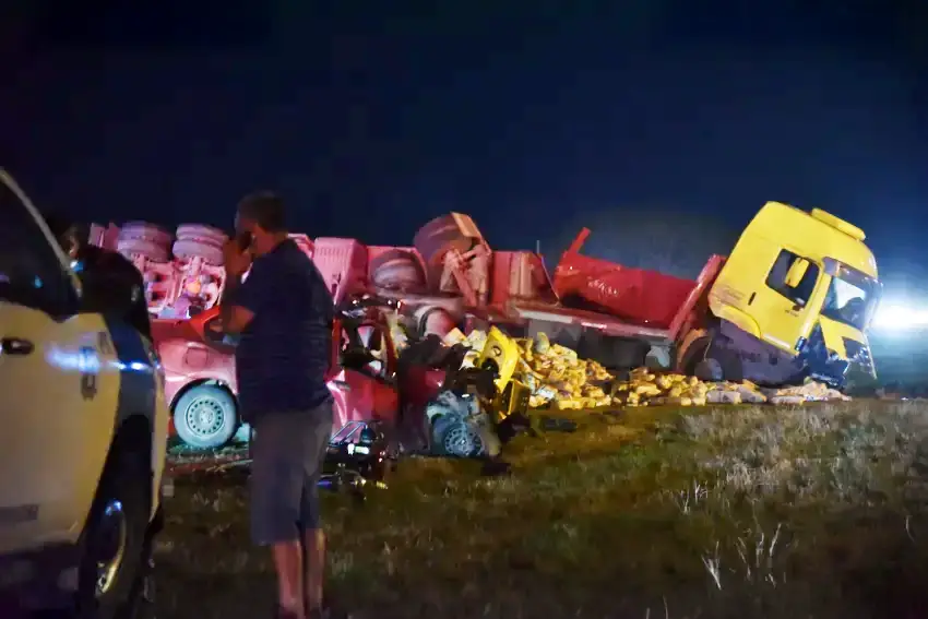 Accidente fatal en la Ruta 11: murió el conductor de un auto tras chocar contra un camión 36 Accidente fatal en la Ruta 11: murió el conductor de un auto tras chocar contra un camión
